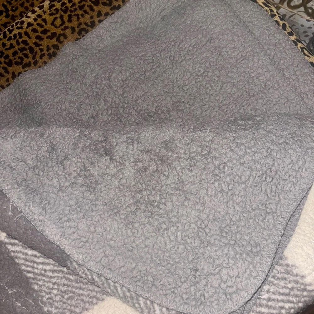 Pendleton Soft Gray and Cream Checkered Blanket - Picture 4 of 5